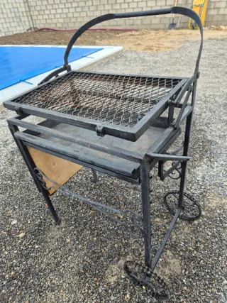 Barbacoa artesanal con parrilla giratoria