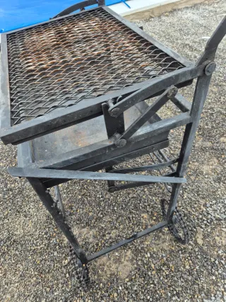 Barbacoa artesanal con parrilla giratoria