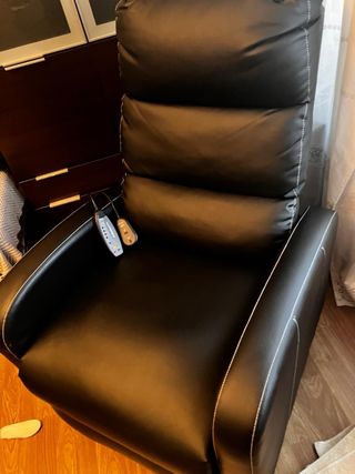 Sillón reclinable de masaje de cuero sintético.