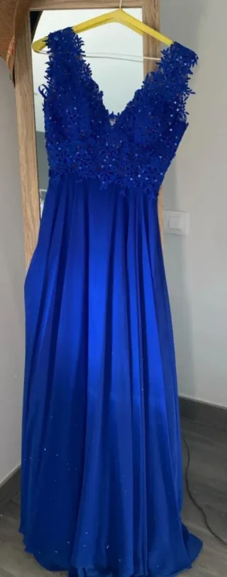 Vestido de fiesta azul con encaje