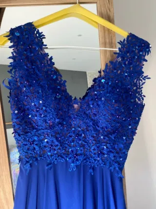 Vestido de fiesta azul con encaje