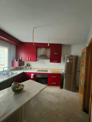 Cocina completa roja y plateada