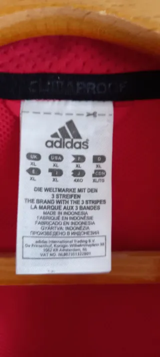 Chaqueta deportiva Adidas roja