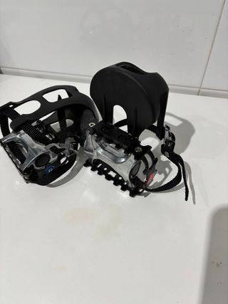 Pedales de bicicleta con calapiés.