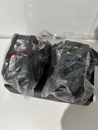 Pedales de bicicleta con calapiés.