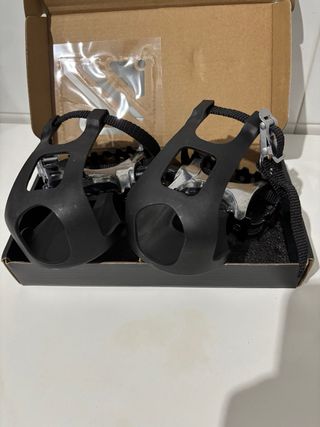 Pedales de bicicleta con calapiés.