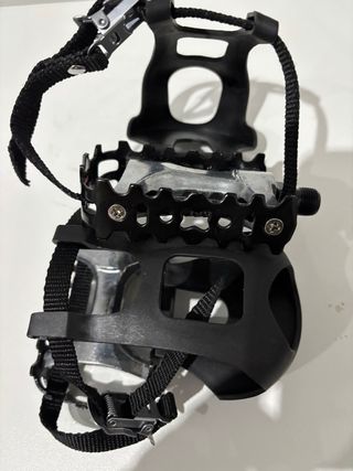 Pedales de bicicleta con calapiés.