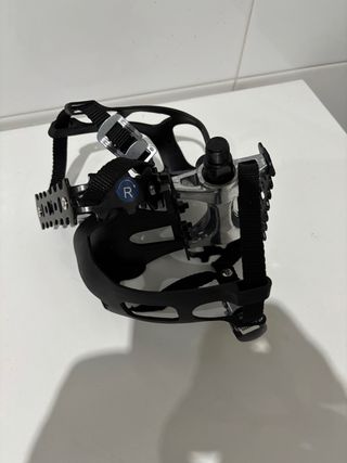 Pedales de bicicleta con calapiés.