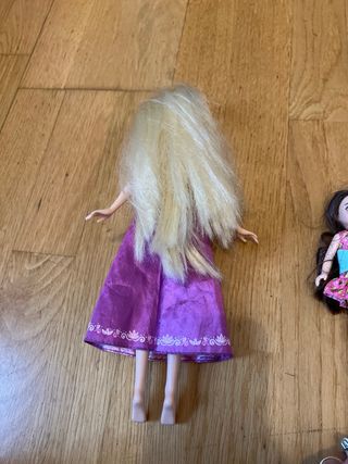 Muñecas Rapunzel y Barbie