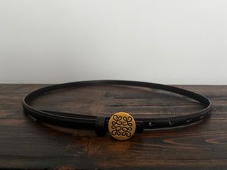 Cinturón fino marrón con hebilla dorada