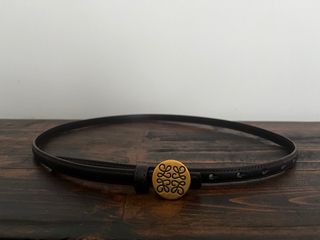 Cinturón fino marrón con hebilla dorada