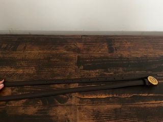 Cinturón fino marrón con hebilla dorada