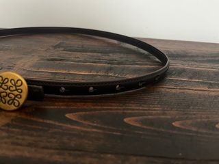 Cinturón fino marrón con hebilla dorada