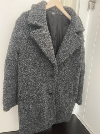 Abrigo gris de pelo sintético