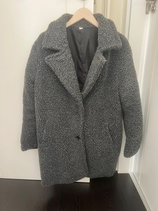 Abrigo gris de pelo sintético
