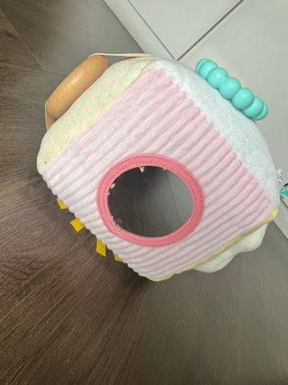 Cubo sensorial, calcetines y sonajero bebé 3 meses