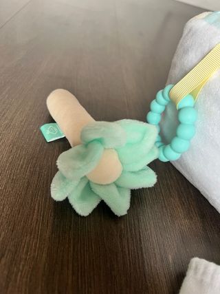 Cubo sensorial, calcetines y sonajero bebé 3 meses