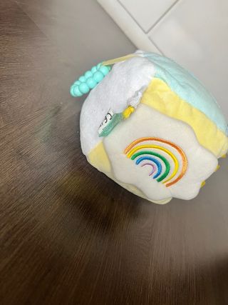 Cubo sensorial, calcetines y sonajero bebé 3 meses