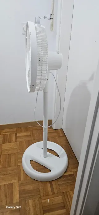 Ventilador de pie blanco