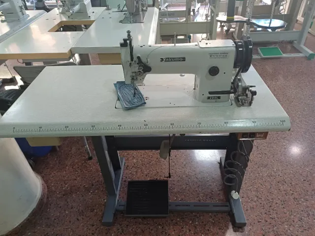 Máquina de coser Yakumo triple arrastre