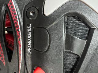 Patines en línea rojos y negros