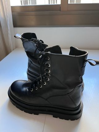 Botines negros con cordones