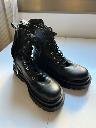 Botines negros con cordones