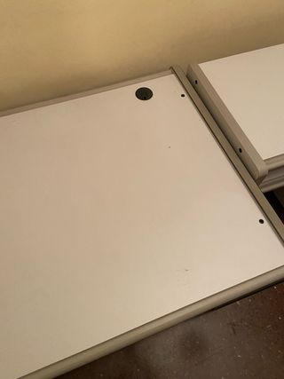 Scrivania da ufficio bianca e grigia