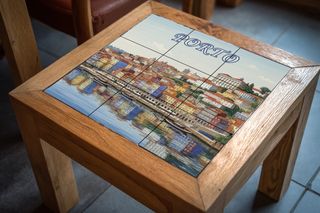 Mural cerámico de Porto junto al río Duero