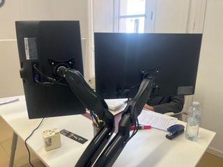 Dos monitores con brazo articulado