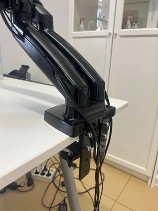 Dos monitores con brazo articulado