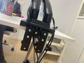 Dos monitores con brazo articulado