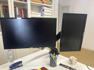 Dos monitores con brazo articulado