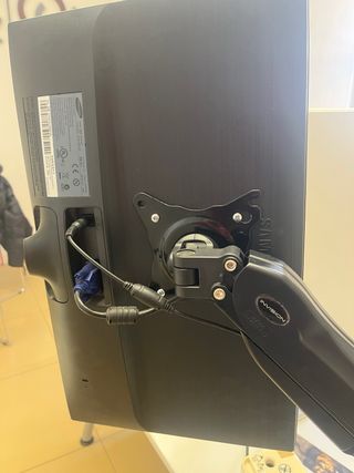 Dos monitores con brazo articulado
