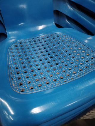 Sillas de plástico azules 2ª mano