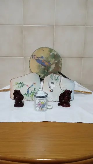 Lote Decoración Asiática: Abanicos, Taza y Figuras