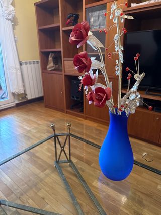 Jarrón azul con flores de cristal