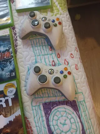 Xbox 360 Beige/Blanco con 16 juegos y 2 mandos