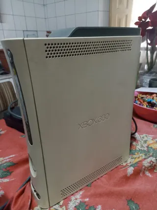 Xbox 360 Beige/Blanco con 16 juegos y 2 mandos