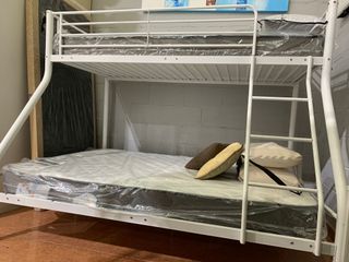 Litera matrimonial metálica blanca sin colchones