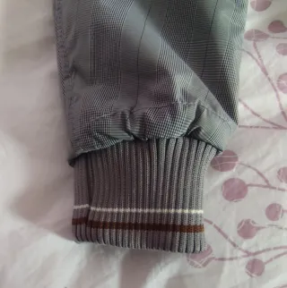 Cazadora gris como nueva, regalo jersey naranja