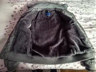 Cazadora gris como nueva, regalo jersey naranja