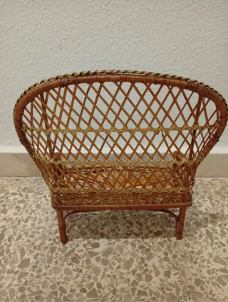 Banco de mimbre marrón de juguete o para decoracio
