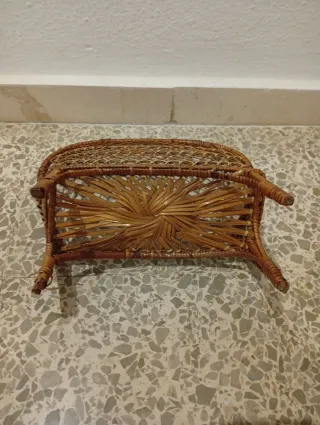 Banco de mimbre marrón de juguete o para decoracio
