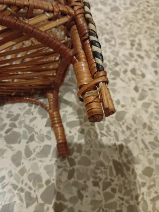 Banco de mimbre marrón de juguete o para decoracio