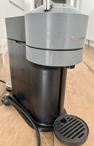 Cafetera Nespresso Vertuo Gris