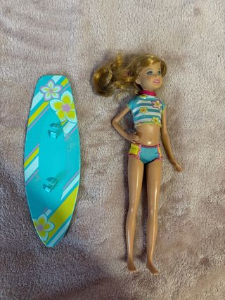 Muñeca Barbie surfista con tabla