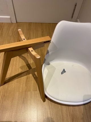 Silla nórdica blanca con pata rota para piezas