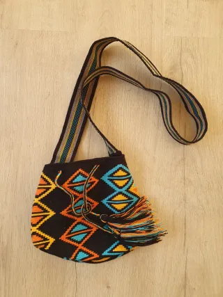 Mochila Wayuu artesanal negra multicolor