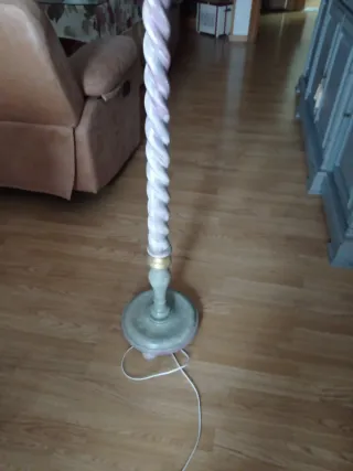 Lámpara de pie de madera y tela